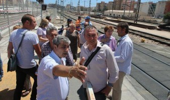 Imagen de la visita de varios miembros de Compromís al antiguo paso a nivel de Ausó Monzó el año pasado